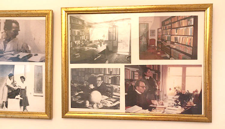 Οι φωτογραφίες του ζεύγους Καζαντζάκη κοσμούν τους τοίχους της οικίας