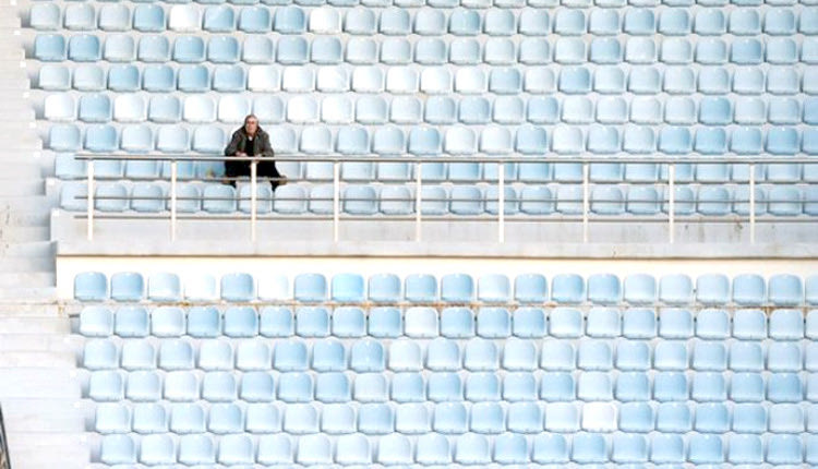 άδεια γήπεδα