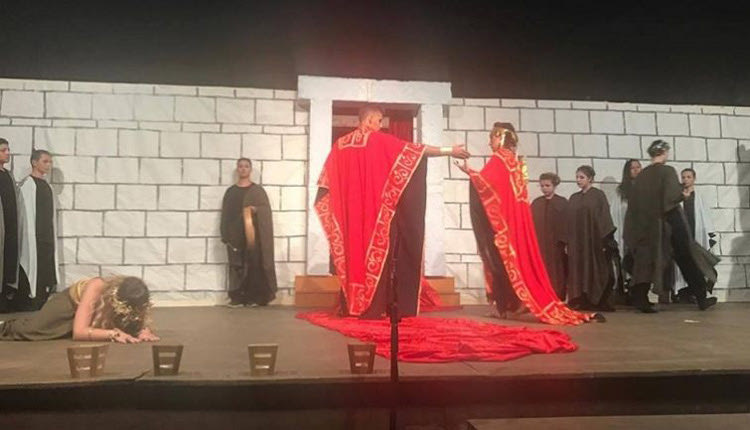 Ο Αργύρης Μαρούδας είχε επιμεληθεί τη μουσική στην παράσταση που είχε ανεβάσει το σχολείο