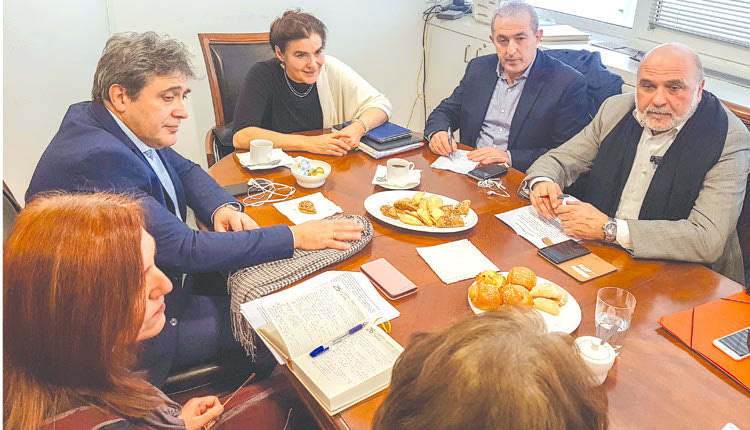 Η Λ. Κονιόρδου με τους γραμματείς των Ν.Ε. του ΣΥΡΙΖΑ