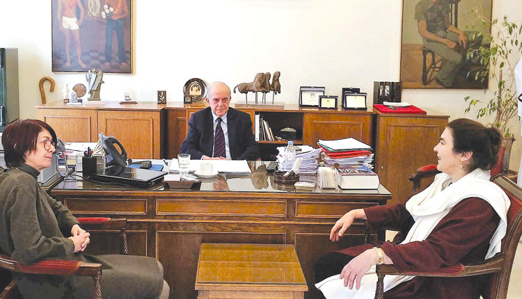 Η υπουργός κα Κονιόρδου με τον δήμαρχο και την προϊσταμένη της Εφορείας Αρχαιοτήτων κ. Συθιακάκη