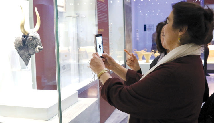 Από την ξενάγηση στο Αρχαιολογικό Μουσείο με τη  διευθύντρια κ. Μανδαλάκη