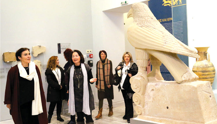 Λυδία Κονιόρδου: Από την ξενάγηση στο Αρχαιολογικό Μουσείο με τη  διευθύντρια κ. Μανδαλάκη