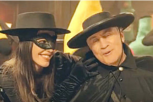 ο πρώην περιφερειάρχης Θεσσαλονίκης Παναγιώτης Ψωμιάδης, φόρεσε τη μπέρτα και τη μάσκα του Ζορό για τις ανάγκες διαφημιστικού σποτ γνωστής αλυσίδας παιχνιδιών