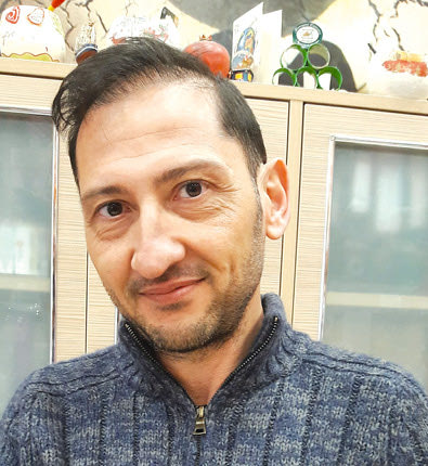 Ο Σταμάτης Χριστόπουλος, ιδιοκτήτης καταστήματος με εποχιακά είδη