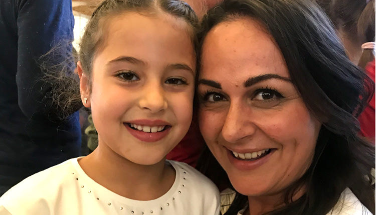 στην εκδήλωση κοπής της πίτας των Δελφινιων τυχερή ήταν η μικρή Ραφαηλία Μαλλιωτάκη (φωτο με τη μητέρα της Ρένα), η οποία κέρδισε