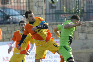 Ο Μαρκάκης (αριστερά) του Γιούχτα στο ματς με την Τύλισσο