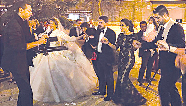 Ένας ξεχωριστός γάμος έγινε στο Σικάγο, που πλημμύρισε…κρητική μουσική και μαντινάδες!