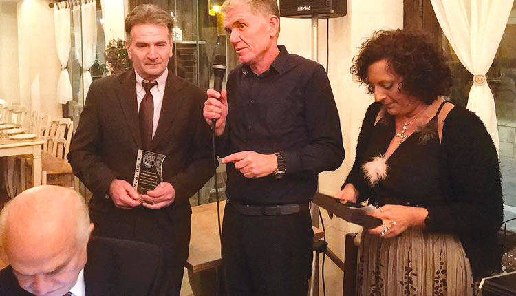  Τον προπονητή Μανώλη Μανωλάκη τίμησαν μεταξύ άλλων, οι διαιτητές βόλεϊ στην κοπή της πίτας τους