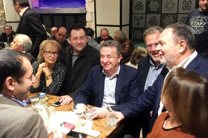 κατά την κοπή της πίτας της παράταξής του ο Γιάννης Κουράκης