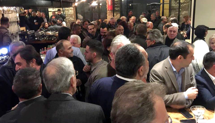 κατά την κοπή της πίτας της παράταξής του ο Γιάννης Κουράκης