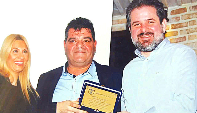 κοπή της πίτας στην ταβέρνα “Αραμπάς”. 