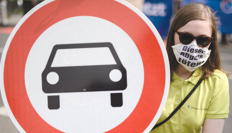 σκάνδαλο! Η αποκάλυψη ότι τρεις κολοσσοί αυτοκινητοβιομηχανιών θυσίαζαν στον βωμό του κέρδους πιθήκους ακόμη και ανθρώπους