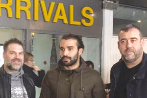 ΟΦΗ: Ο Κοέλιο (στη μέση) χθες στο αεροδρόμιο