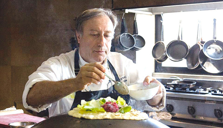 Ο σεφ Γιάννης Μπαξεβάνης είναι γνωστός για την αγάπη του στα τοπικά προϊόντα 