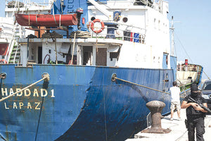 Καταπλέει για… σκραπ το πλοίο με τα πυρομαχικά