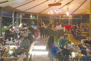 Ας τα βρουν για τα καφέ Λότζια και καταστηματάρχες