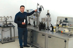 Ο κ. Περογιαννάκης στις εγκαταστάσεις εμφιάλωσης