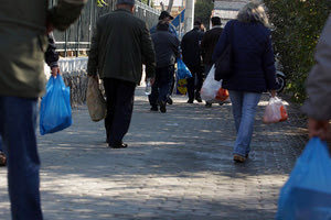 Πληρώνουμε τη σακούλα για να περιορίσουμε το πλαστικό