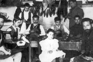 ΦΩΤΟ ΗΜΕΡΑΣ: Μια οικογένεια τσαγκάρηδων