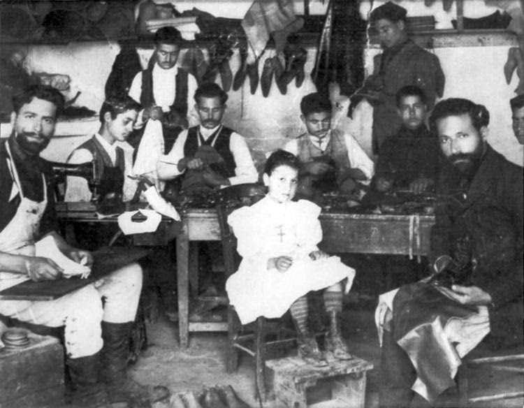 ΦΩΤΟ ΗΜΕΡΑΣ: Μια οικογένεια τσαγκάρηδων