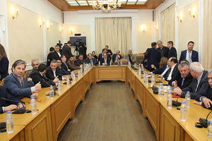 Το πρόβλημα δεν λύνεται  με τις συσκέψεις