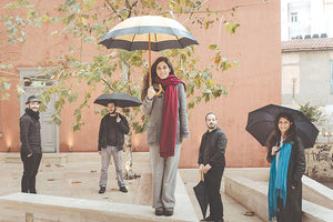 Αυλαία με πυροτεχνήματα και μουσική