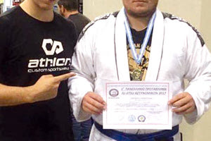 ο Γιάννης Καργιωτάκης στο βραζιλιάνικο ζίου ζίτσου, κατακτώντας την πρώτη θέση στο 1ο Πανελλήνιο πρωτάθλημα που διοργάνωσε η ΕΛ.ΑΣ.