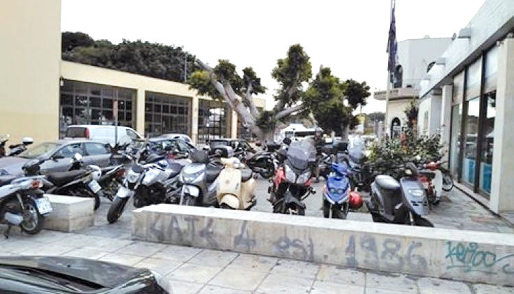 Μια εικόνα καθημερινή για το Ηράκλειο. Είναι τόσα τα δίκυκλα που δεν χωρούν στις… πλατείες!