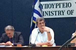 Πολάκης καπνίζει