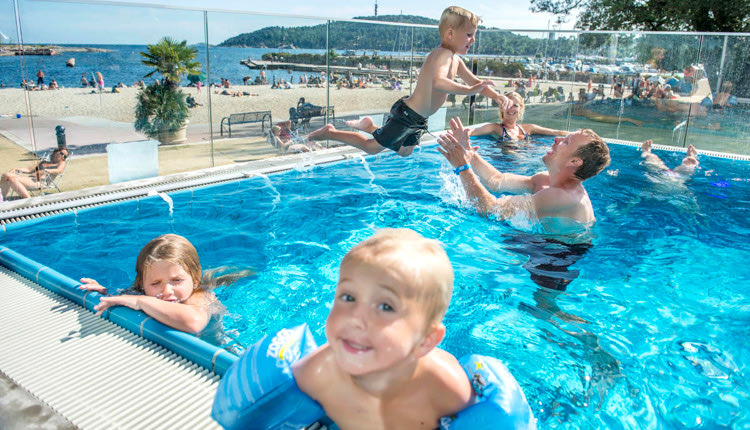 ΣΤΑ ΞΕΝΟΔΟΧΕΙΑ ΤΗΣ ΚΡΗΤΗΣ