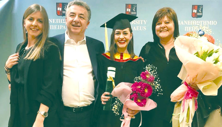 οικογένεια Αρναουτάκη. Η μεγάλη κόρη του περιφερειάρχη, η Τόνια, πήρε το μεταπτυχιακό και μάλιστα με τον καλύτερο βαθμό από το Πανεπιστήμιο Πειραιώς.