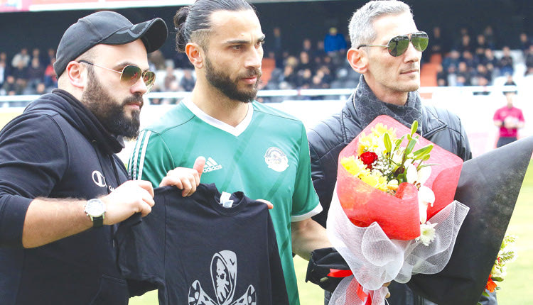 Ο Γιώργος Μακρής: Πριν από τη σέντρα, η διοίκηση και οι φίλαθλοι των γηπεδούχων τον τίμησαν με μία ανθοδέσμη 