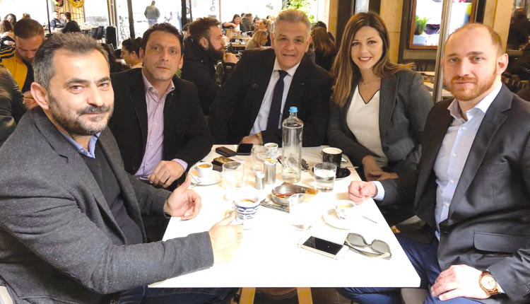 Η Σ. Ζαχαράκη έκλεψε την παράσταση όπου και αν πήγε, ακόμη και στο καφέ στο κέντρο της πόλης με στελέχη της ΝΔ.