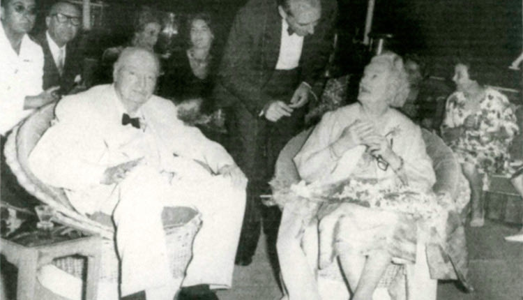 Ο Ουίνστον Τσόρτσιλ με τη Λαίδη Κλεμεντάιν στο Ηράκλειο, αριστερά διακρίνεται ο πατέρας της κ. Σκουλούδη, Αριστείδης Κουφάκης