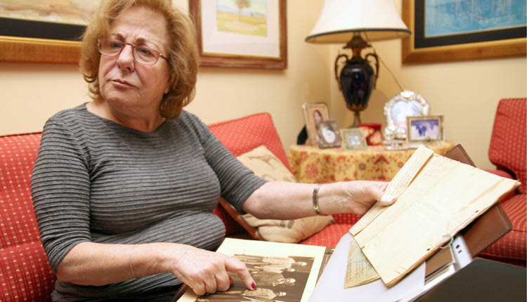 Η κ. Μαρία Σκουλούδη ξεφυλλίζει το οικογενειακό της άλμπουμ 