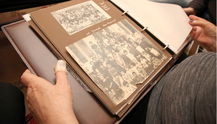 Η κ. Μαρία Σκουλούδη ξεφυλλίζει το οικογενειακό της άλμπουμ 