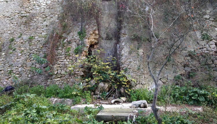 Αναξιοποίητη η κρήνη που κάποτε έτρεχε νερό 