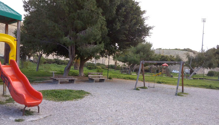 Διαλυμένη η παιδική χαρά του πάρκου 