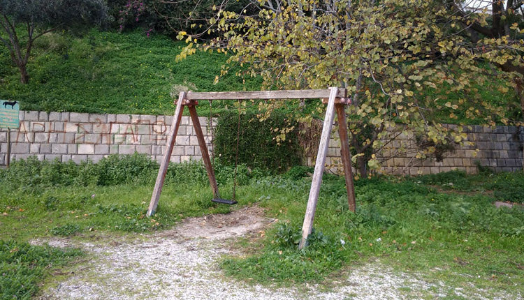 Κατεστραμμένη κούνια μέσα στην ανεξέλεγκτη βλάστηση 