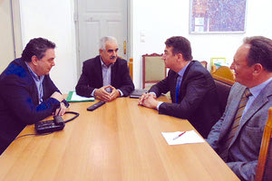 συνάντηση που είχαν ο αντιπεριφερειάρχης Ηρακλείου Ευριπίδης Κουκιαδάκης με τον Σέρβο πρέσβη στην Ελλάδα Ντούσαν Σπασόγιεβιτς.