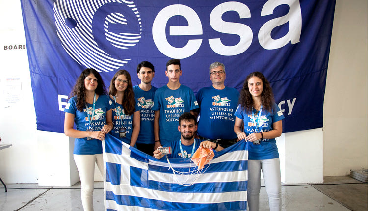 Η μαθήτρια της Γ’ τάξης του Λυκείου Γαζίου Μαρία Χριστοφοράκη τυλιγμένη με την ελληνική σημαία