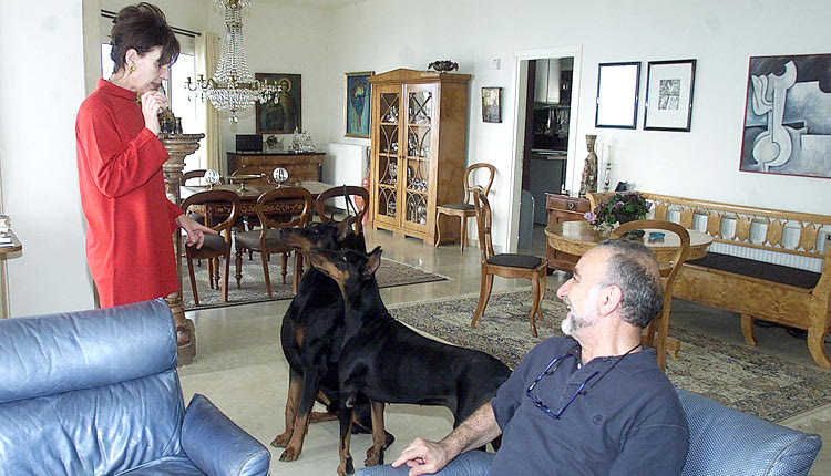 Ο Β. Μαρκάκης με τη σύζυγό του και τα σκυλιά τους στο σπίτι τους στη Ρογδιά το 2002