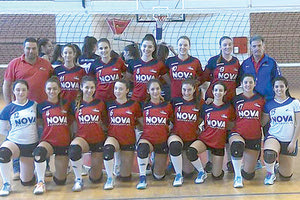 Η ομάδα νεανίδων της ΑΘΛΕΣΗ όπως παρατάχθηκε στον πρώτο τελικό με το Ακρωτήρι