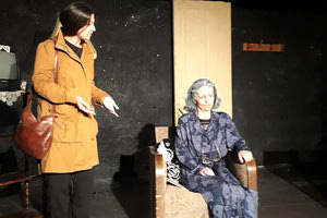 το έργο «Δύο γυναίκες χορεύουν» του Καταλανού συγγραφέα Ζουνέπ Μαρία Μπενέτ Ζουρνέτ σε σκηνοθεσία της Έφης Δράκου, σήκωσε χθες η Ομάδα Θεατρικής Τέχνης «Το Σανίδι, στο Θέατρο Κρήτης.