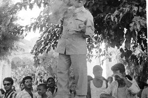 Ο Λίγκος ενώ αγορεύει στο πατάρι μιας βρύσης