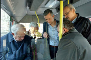 Ο δήμαρχος, ο αντιδήμαρχος και ο πρόεδρος του Αστικού ΚΤΕΛ στο πρώτο δρομολόγιο του μίνι μπας