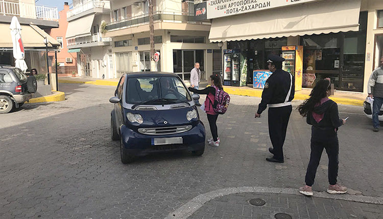 Οι μαθητές μοίραζαν κλήσεις στους διερχόμενους οδηγούς