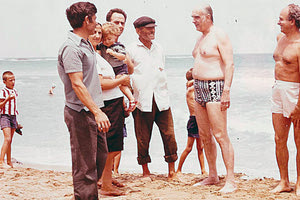 Ο Ανδρέας Παπανδρέου και δεξιά του ο Στρατής Παπαγεωργίοου στην παραλία του Anthoussa Beach στη Σταλίδα