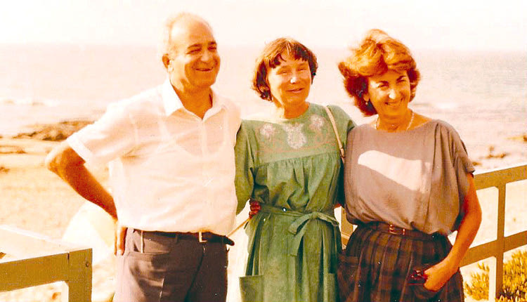 Η Λίσμπετ Πάλμε ανάμεσα σε Στρατή και Ανθούσα Παπαγεωργίου το καλοκαίρι του 1983